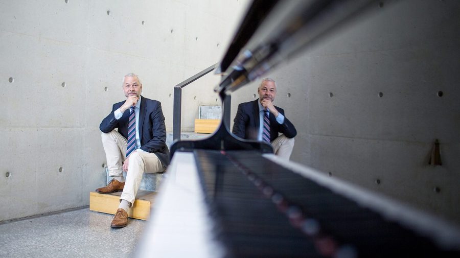 Stefan Koelsch sitter ved et piano.